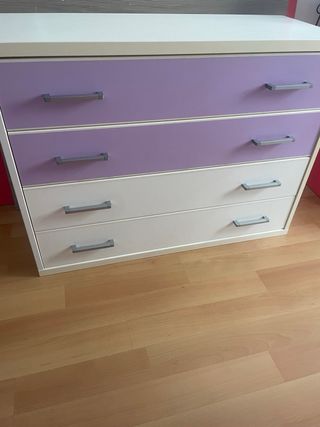 Mueble de almacenaje blanco y morado
