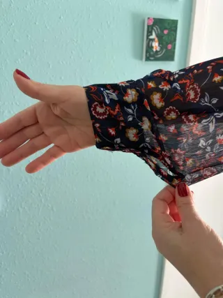 Vestido estampado floral azul y rojo