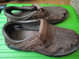 Sandalias italianas de piel marrón, nuevas Nº44