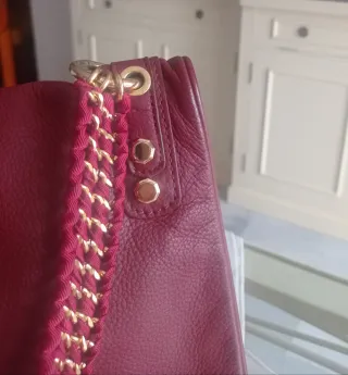 Bolso piel burdeos con cadena dorada