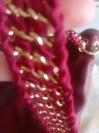 Bolso piel burdeos con cadena dorada