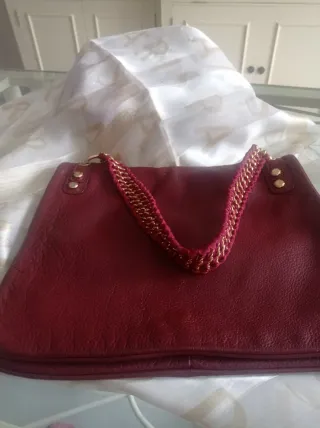 Bolso piel burdeos con cadena dorada