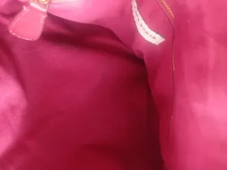 Bolso piel burdeos con cadena dorada