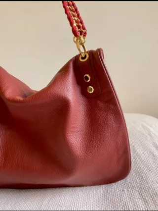 Bolso piel burdeos con cadena dorada