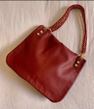 Bolso piel burdeos con cadena dorada