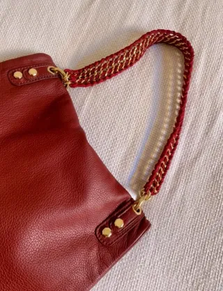 Bolso piel burdeos con cadena dorada