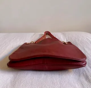 Bolso piel burdeos con cadena dorada