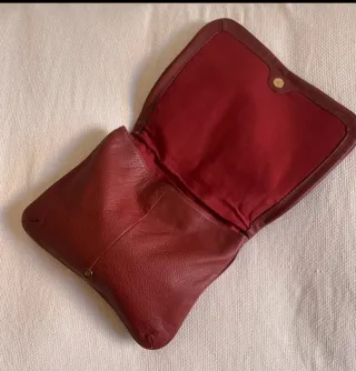 Bolso piel burdeos con cadena dorada