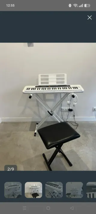 Piano blanco con soporte y banqueta