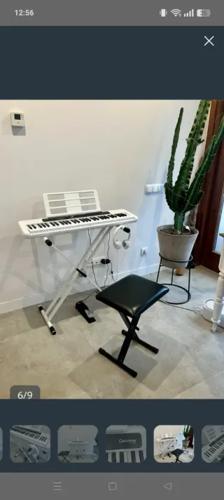 Piano blanco con soporte y banqueta