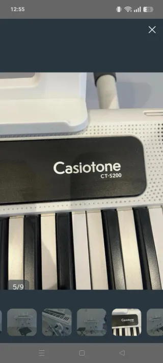 Piano blanco con soporte y banqueta