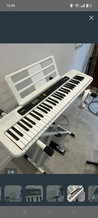 Piano blanco con soporte y banqueta