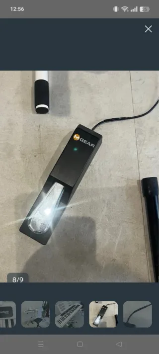 Piano blanco con soporte y banqueta