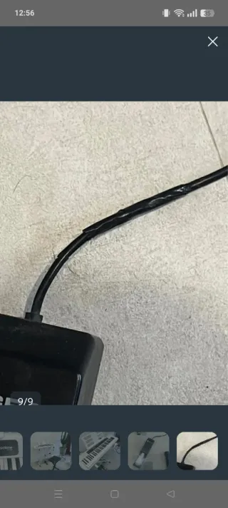 Piano blanco con soporte y banqueta