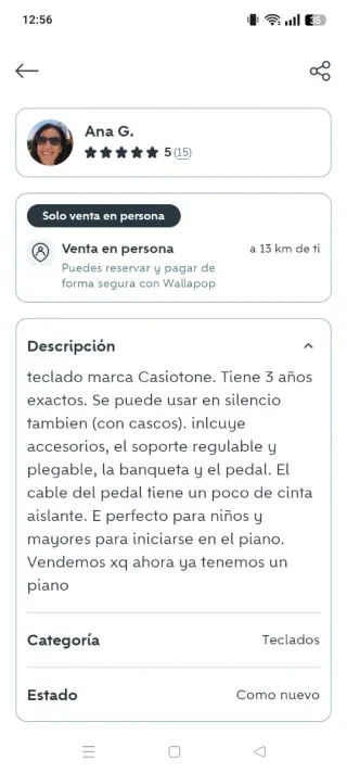 Piano blanco con soporte y banqueta