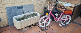 Banco de granito y jardineras de piedra