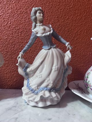 Figura de porcelana mujer con gato