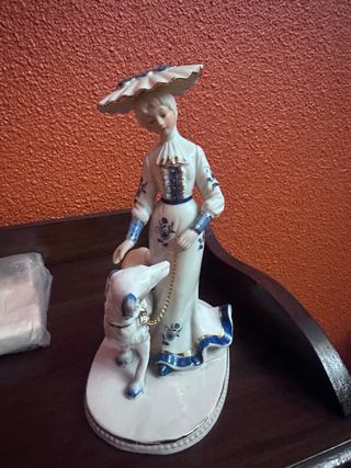 Figura de porcelana mujer con gato
