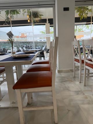 Sillas y tableros de madera