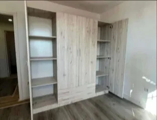 Armario modular madera beige y gris