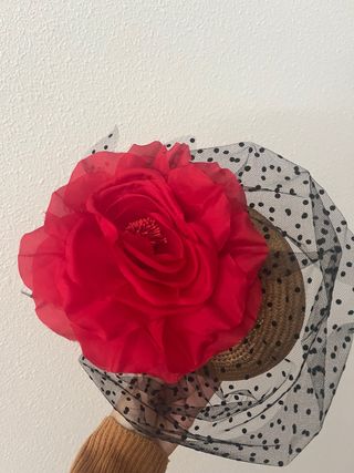 Tocado flor roja y velo de topos