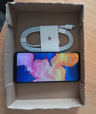 Samsung Galaxy A10e con cargador