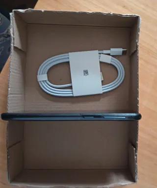 Samsung Galaxy A10e con cargador