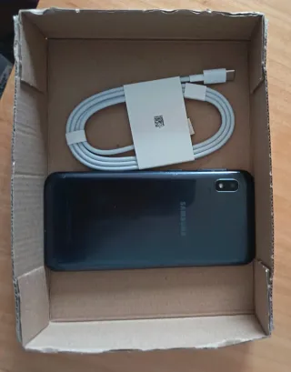 Samsung Galaxy A10e con cargador