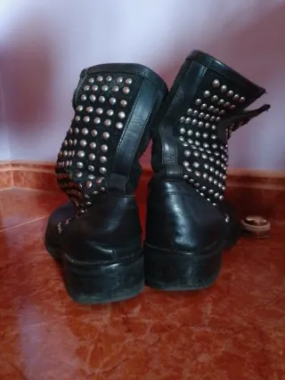 Botas cuero y ante con tachuelas