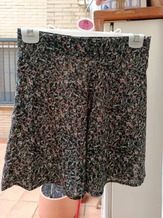 Falda corta floral negra - talla S