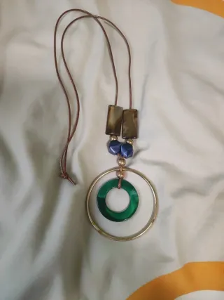 Camiseta verde manga corta con colgante