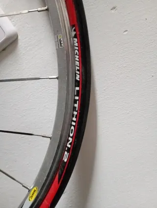 Juego Ruedas Mavic Aksium Race con radios planos.