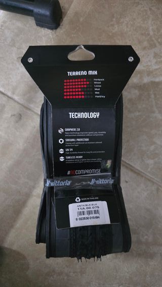 Pneu Vittoria Terreno Mix 700x33 Tubeless Novo