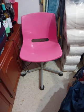 Silla de escritorio rosa y gris
