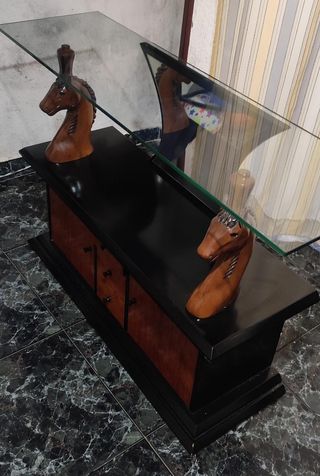 Mesa de cristal con base de madera