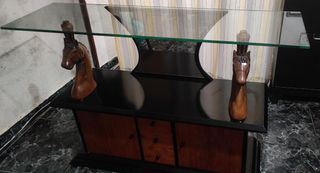 Mesa de cristal con base de madera