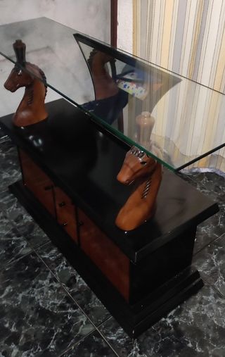 Mesa de cristal con base de madera