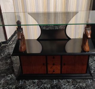 Mesa de cristal con base de madera