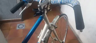 Bicicleta azul y blanca