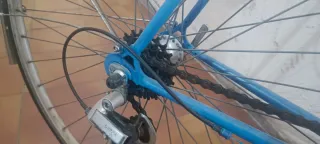 Bicicleta azul y blanca