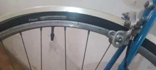 Bicicleta azul y blanca