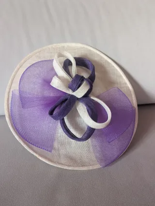 Tocado de boda morado y blanco