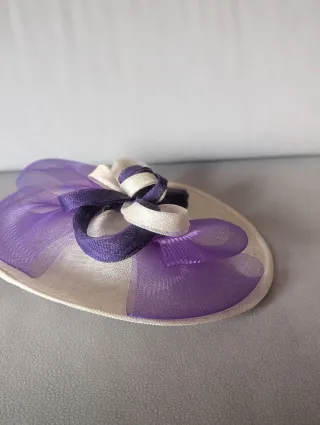 Tocado de boda morado y blanco
