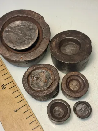 Juego de pesas antiguas de hierro