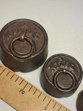 Juego de pesas antiguas de hierro