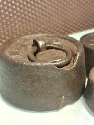 Juego de pesas antiguas de hierro