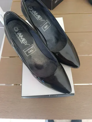 Zapatos de salón Chamby charol negro