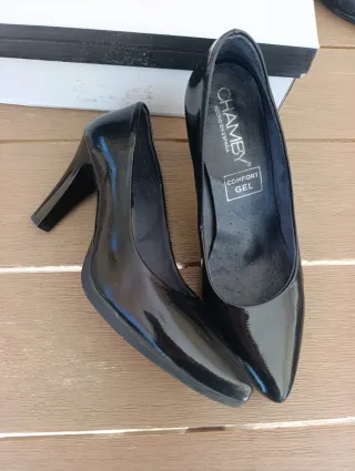 Zapatos de salón Chamby charol negro