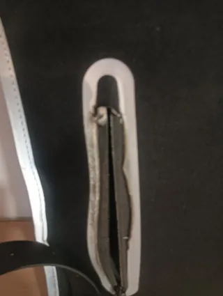 Mochila Rains Negra con detalles plateados. 40x28.