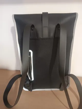 Mochila Rains Negra con detalles plateados. 40x28.